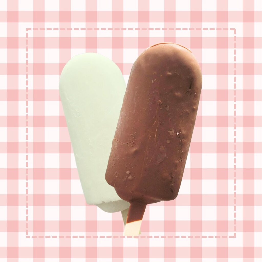 Paletas de helado artesanales de diversos sabores, presentadas en formato individual.